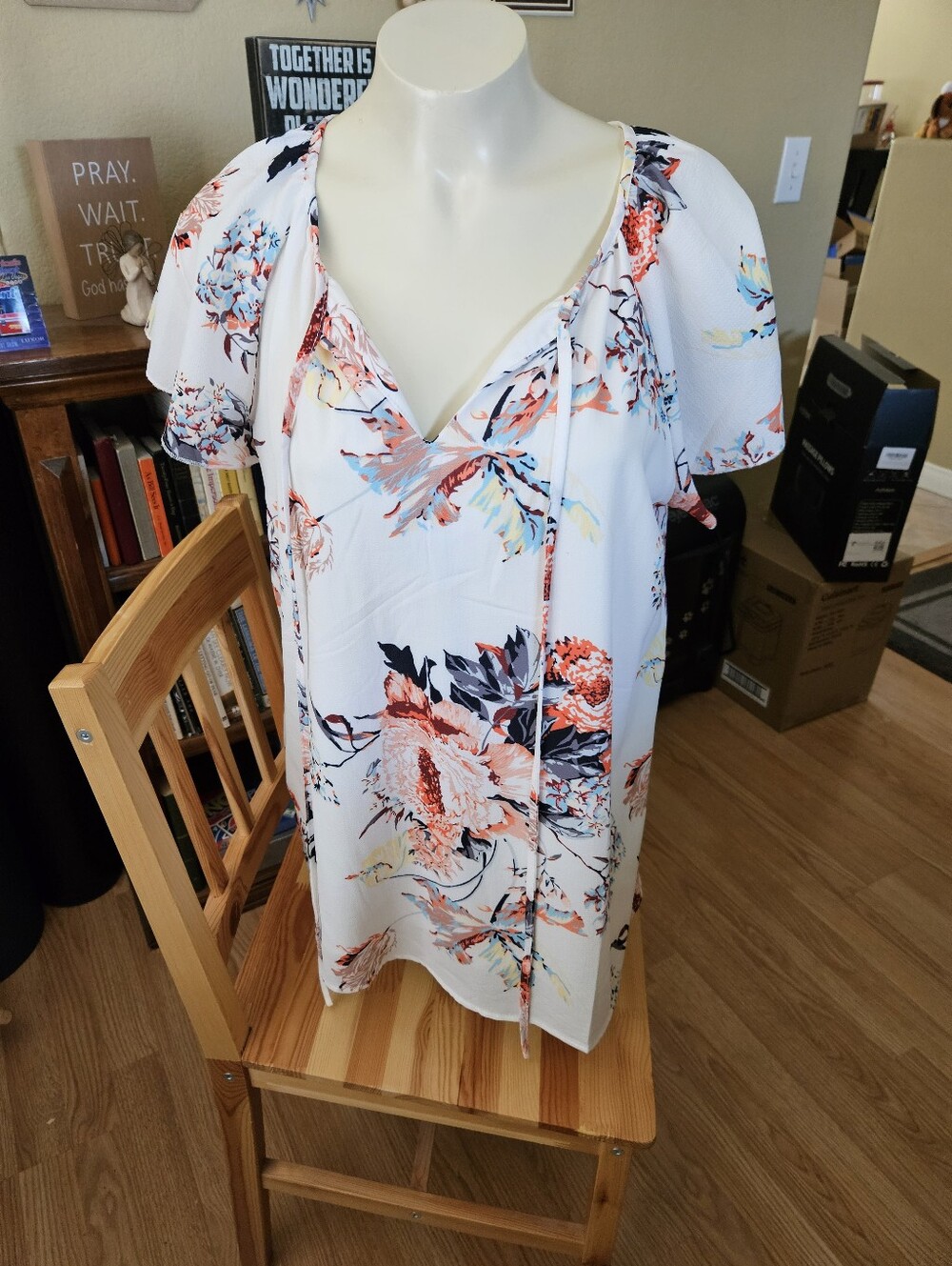 Women’s Off White Floral Tie-Front V-Neck Top By Simple Fun, Size L
